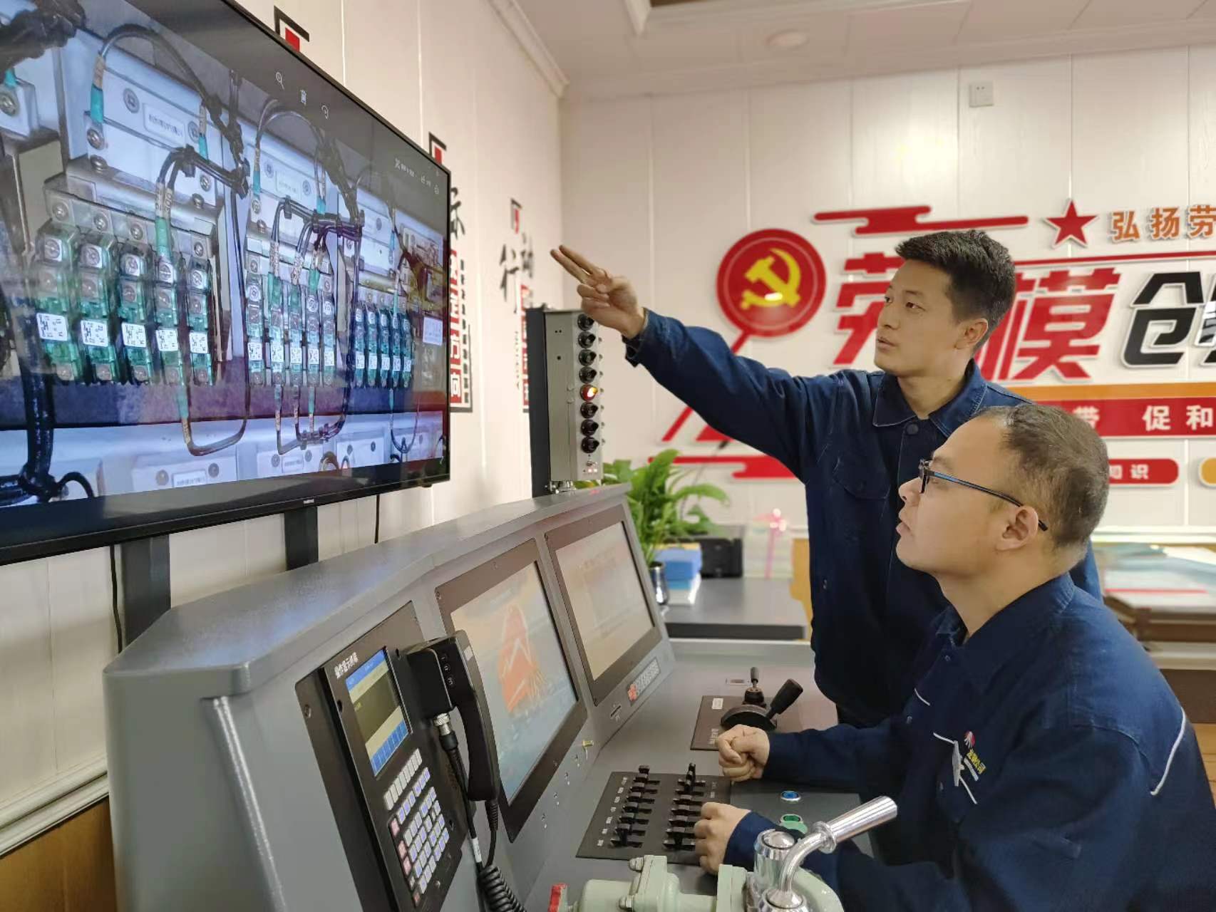 瞧，龍鋼鐵路專(zhuān)用線上的“馴龍”班組