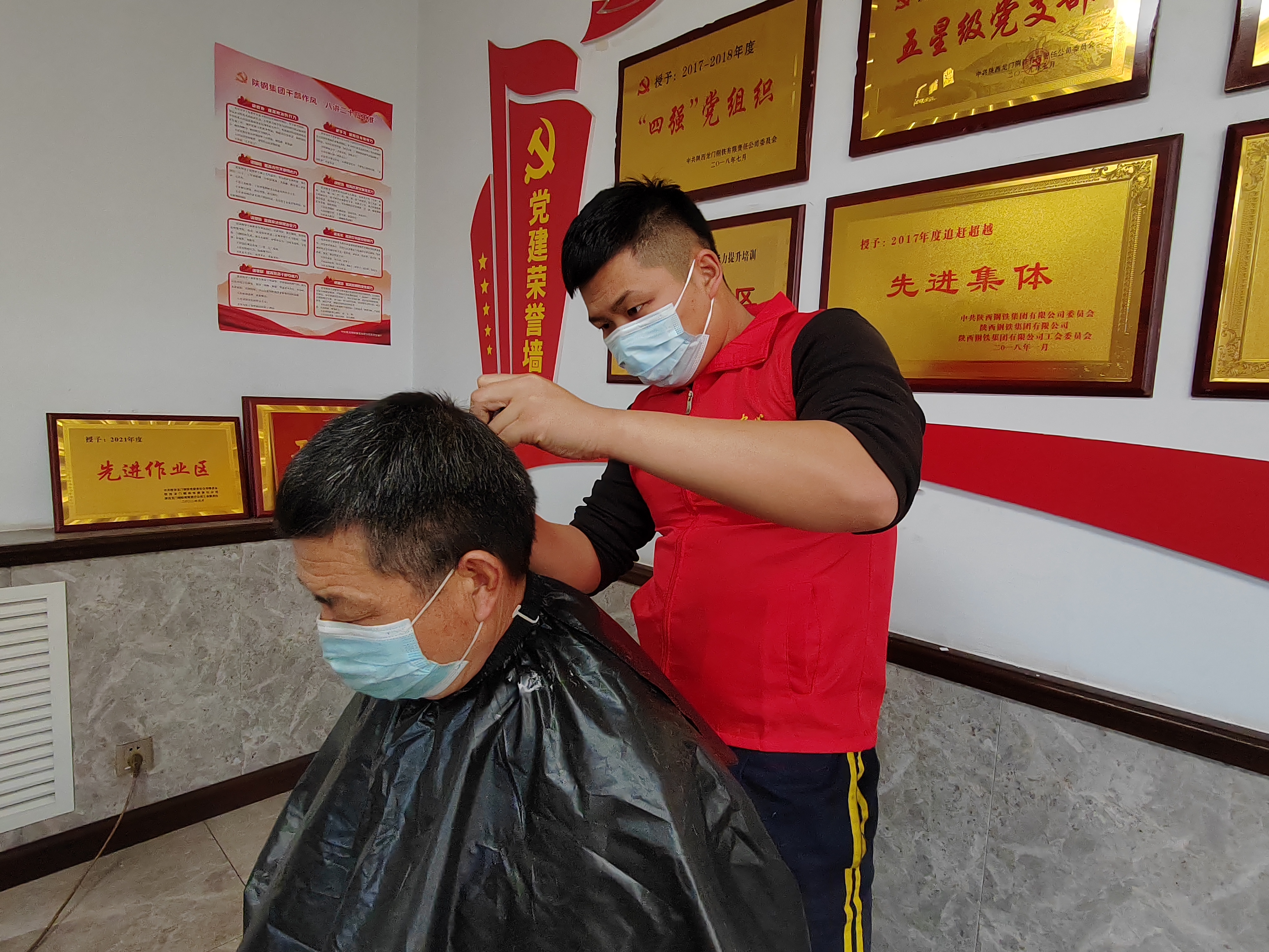 瞧，龍鋼鐵路專(zhuān)用線上的“馴龍”班組