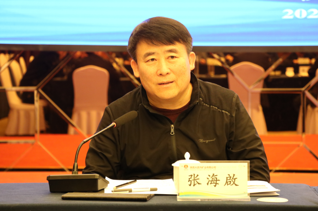 楊海峰與調(diào)研陜鋼集團(tuán)大西溝礦業(yè)公司的中國地質(zhì)調(diào)查局、北京上唐集團(tuán)等單位專家團(tuán)隊(duì)座談