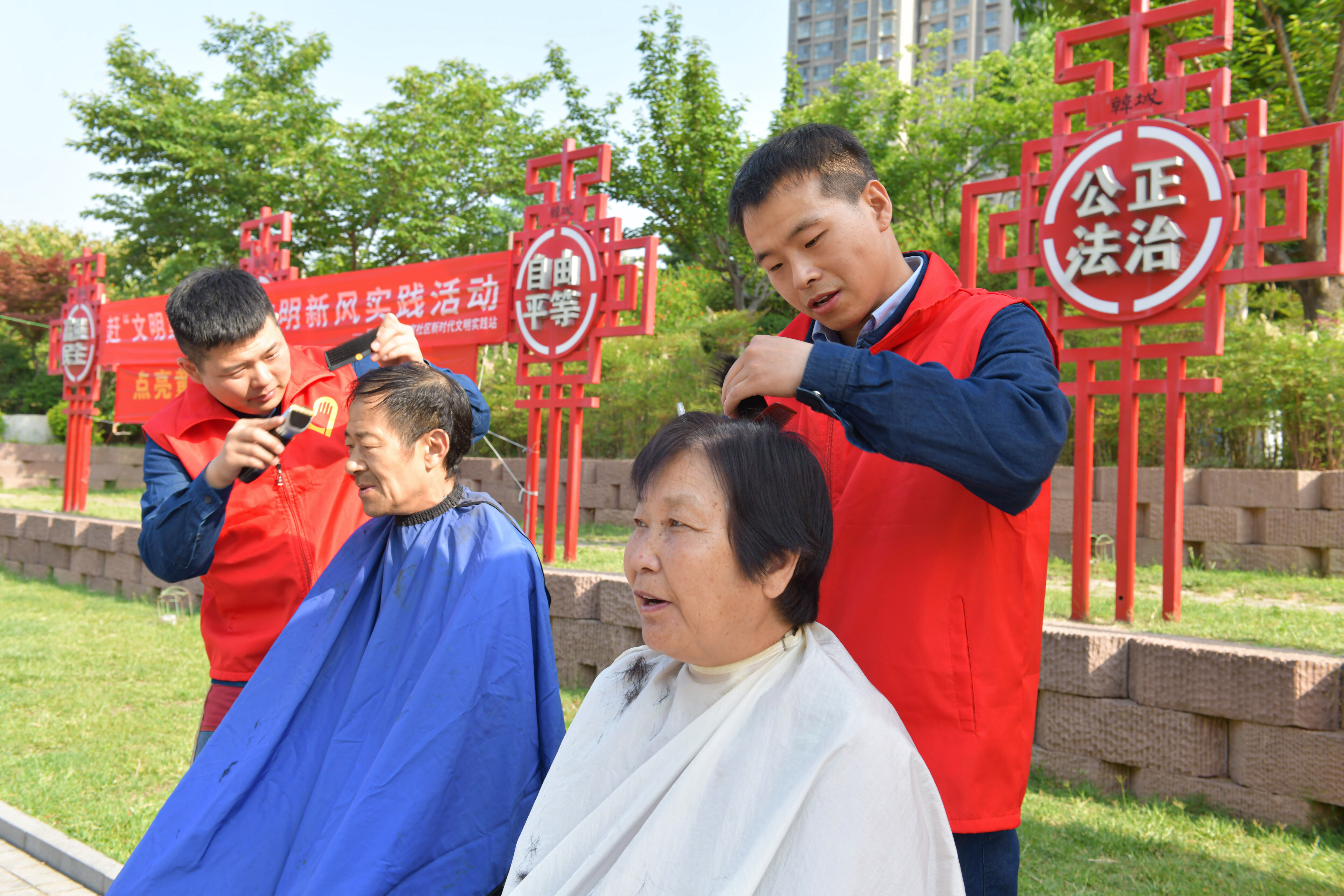 龍鋼公司志愿服務(wù)匯聚“微光”合力競芳菲 龍鋼公司志愿服務(wù)匯聚“微光”合力競芳菲