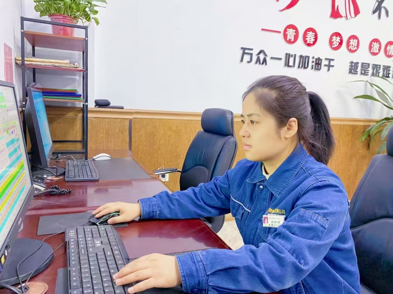 “電”淬鋼花映藍裝 青春當“燃”綻鋒芒——記“陜西省機械冶金建材系統技術能手”黨青霞