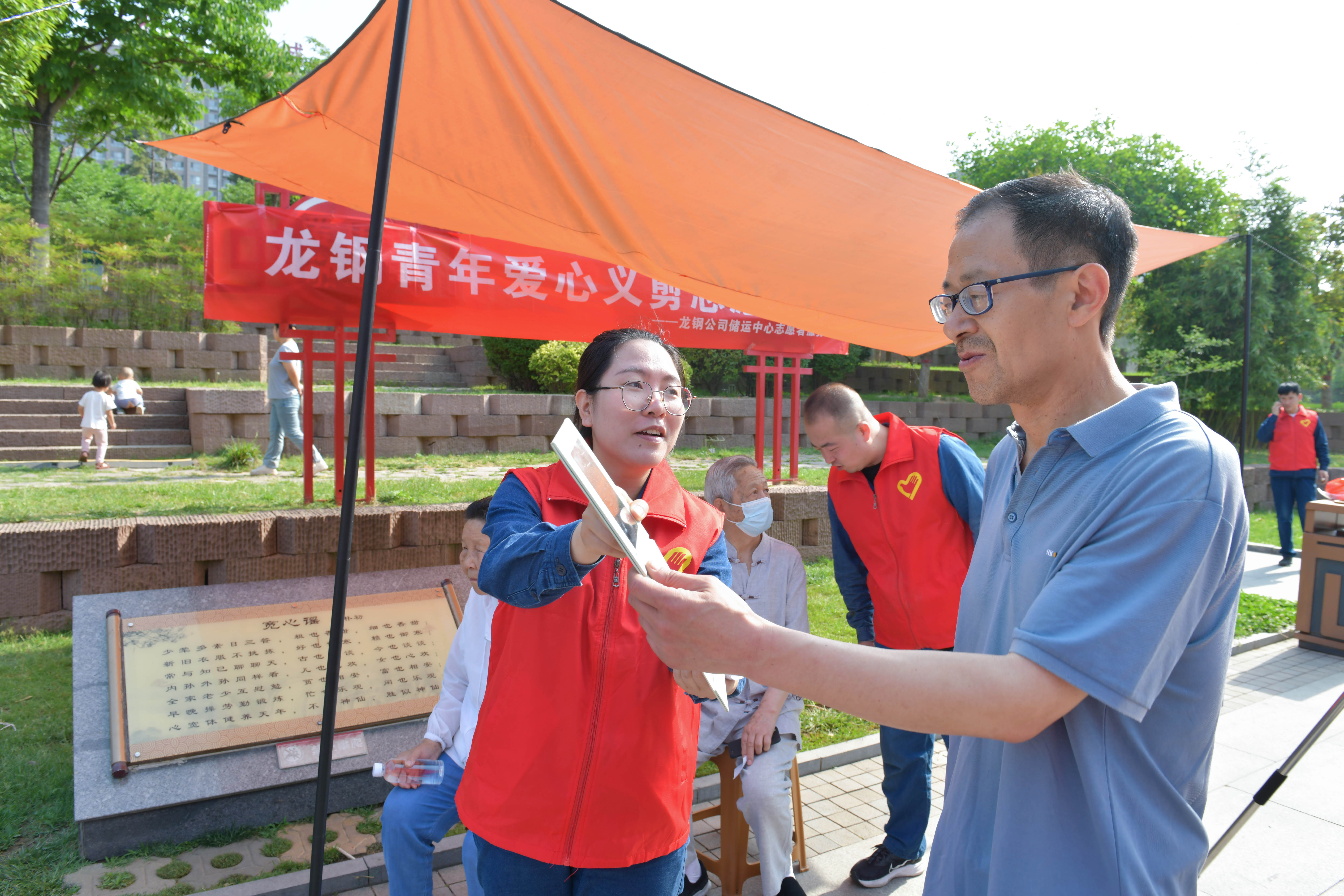 龍鋼青年愛心義剪：小剪刀剪出大溫暖