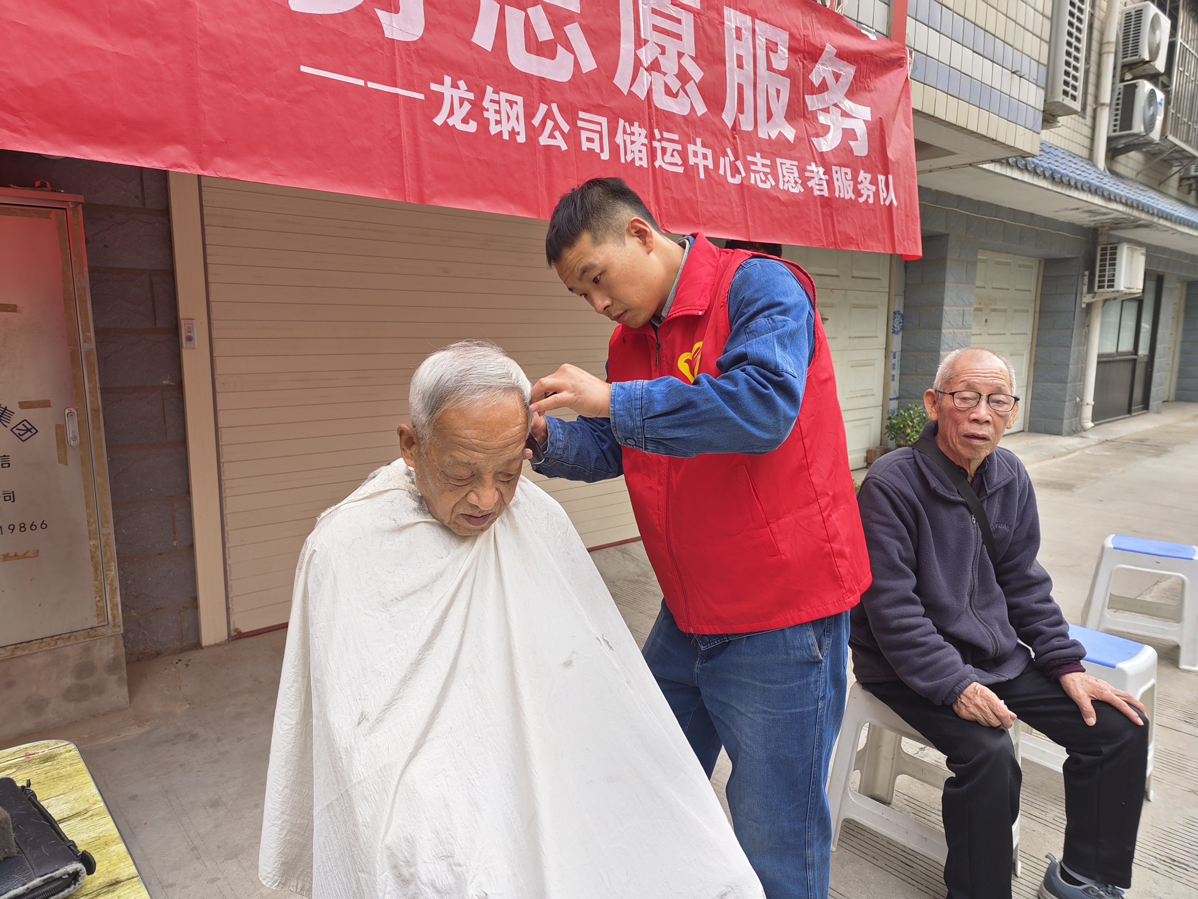 龍鋼青年愛心義剪：小剪刀剪出大溫暖